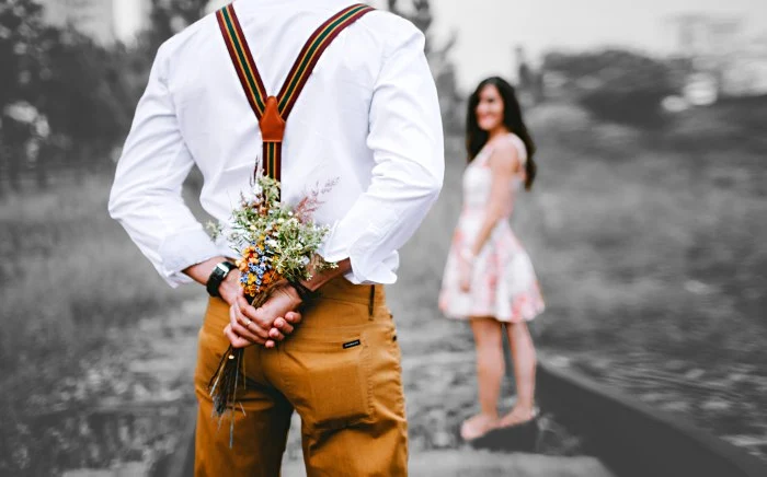 MarriageWeek, Couple d'amoureux avec un homme cachant un bouquet de fleurs derrière son dos